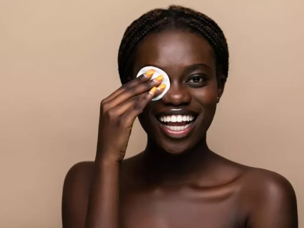 Ilustramos uma mulher negra fazendo skincare em seu rosto