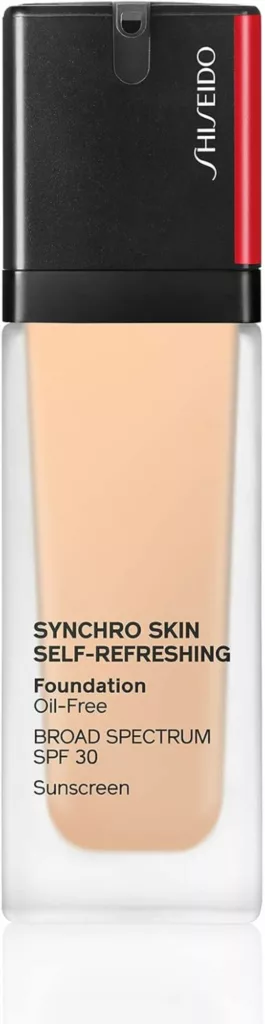 Ilustramos nessa imagem um frasco da base com protetor solar Shiseido Synchro Skin Self Refreshing Foundation SPF 30 ideal para sua pele