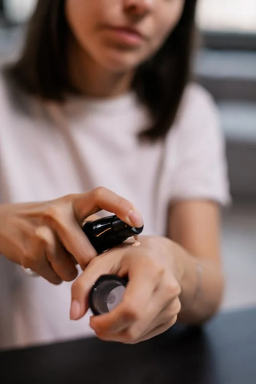 Uma mulher testando base nas costas da mão