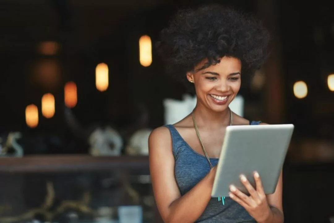 Ilustramos uma mulher feliz fazendo economia comprando bases para pele baratas